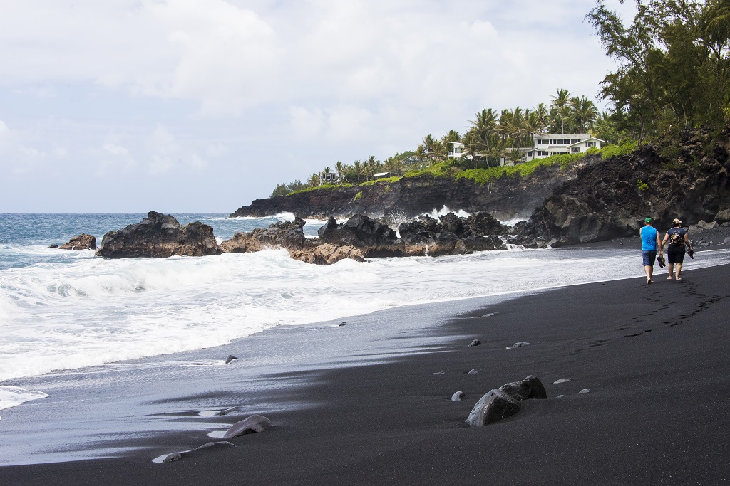 La plage de Kehena : sur le flanc est d'Hawaï, c'est le dernier né des bancs de sable hawaïens. Très isolée, la plage fait le bonheur des nudistes de l'île. - ©Solveig Placier