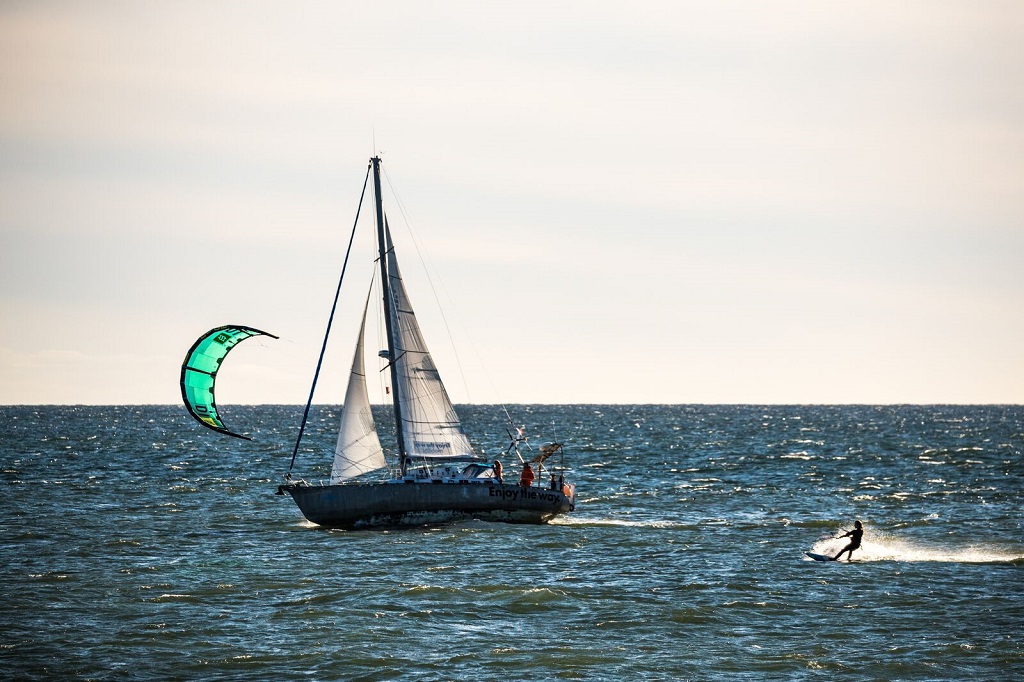 Fabienne d’Ortoli en pleine session kite en mer de Béring, une première pour elle. - ©Jérémy Bernard