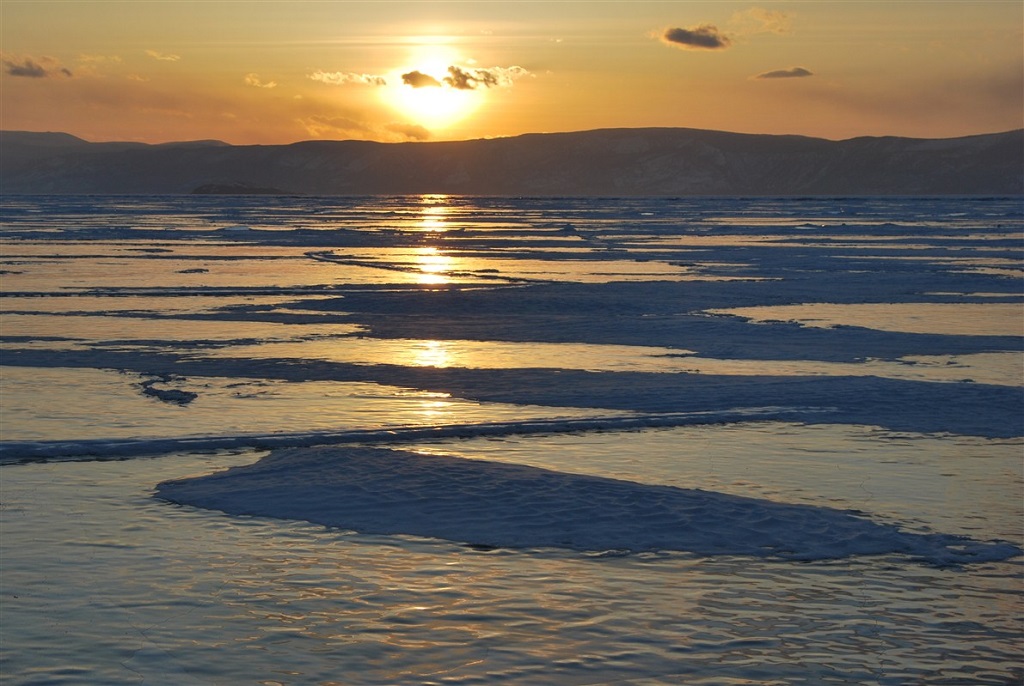 Coucher de soleil sur le lac Baikal gelé, Russie