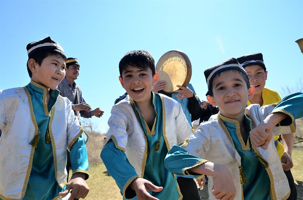 Enfants lors du jeu traditionnel Bouzkachi, Ouzbékistan