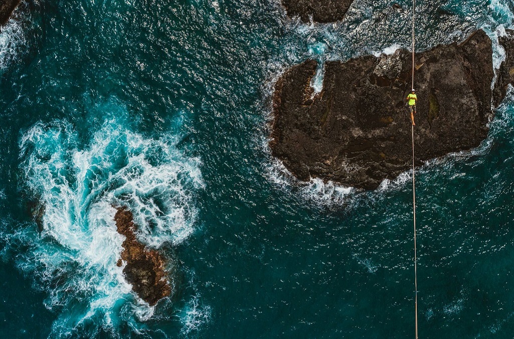 Dans les airs : après un échec, une première highline est enfi n installée au-dessus de la baie des Requins à Ua Pou. - ©Jérémy Bernard