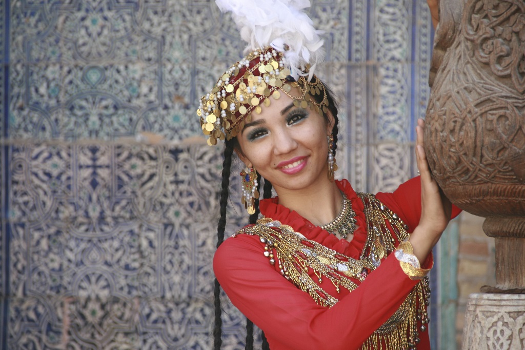 Danseuse dans les rues de Khiva, Ouzbékistan