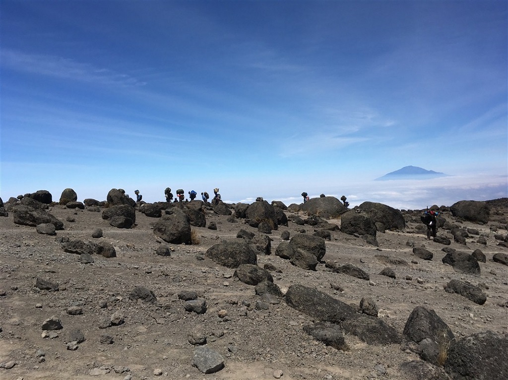 Au loin, le mont Meru. Kilimandjaro, voie Machame 