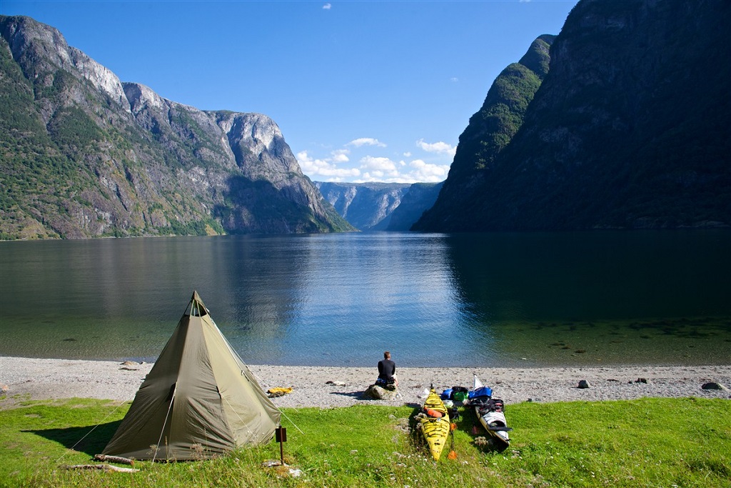 Kayak et bivouac dans le fjord d'Aurland - ©Oyvind Heen