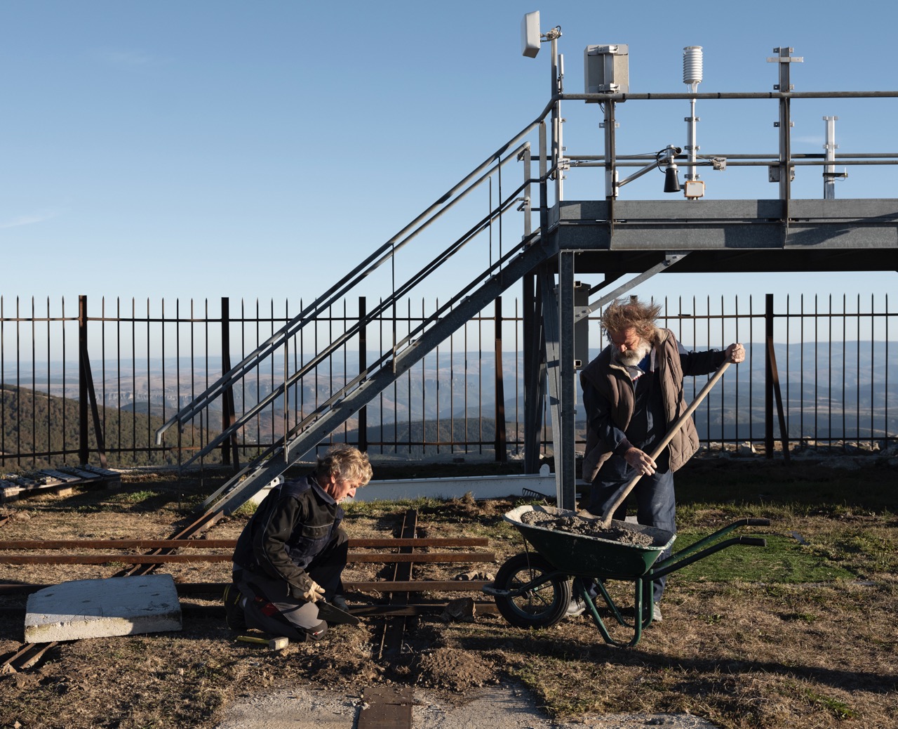 Rémy et Christian, ouvrier de maintenance. Ce dernier gère un centre de test en conditions extrêmes à destination d’entre- prises publiques ou privées, qui accueille régulièrement des échantillons de béton. - ©Florence Joubert