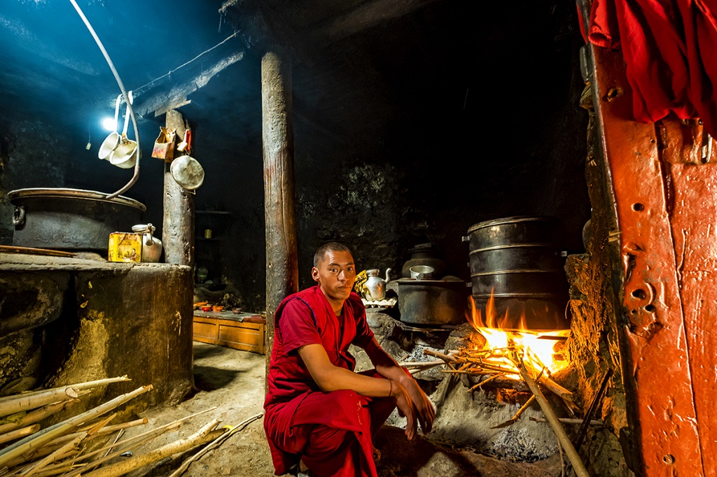 Moine de Karsha contemplant la plaine de Padum, Zanskar