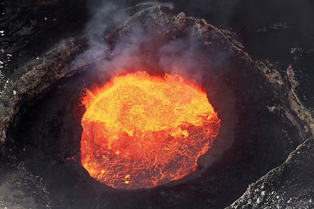 Lac de lave dans le volcan Marum-Vanuatu