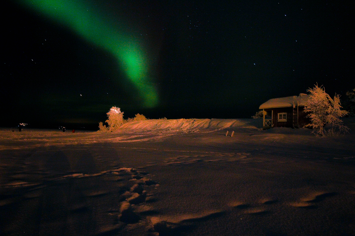 Aurores boréales sur le lac Inari, Finlande