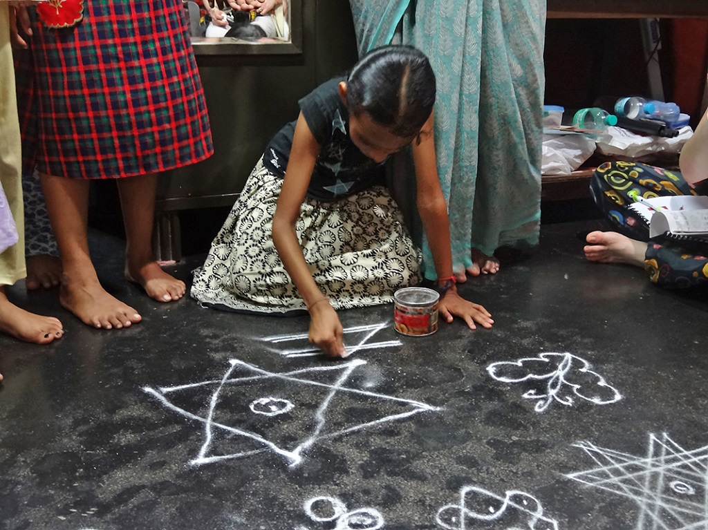 Fillette pratiquant la confection de Kolam