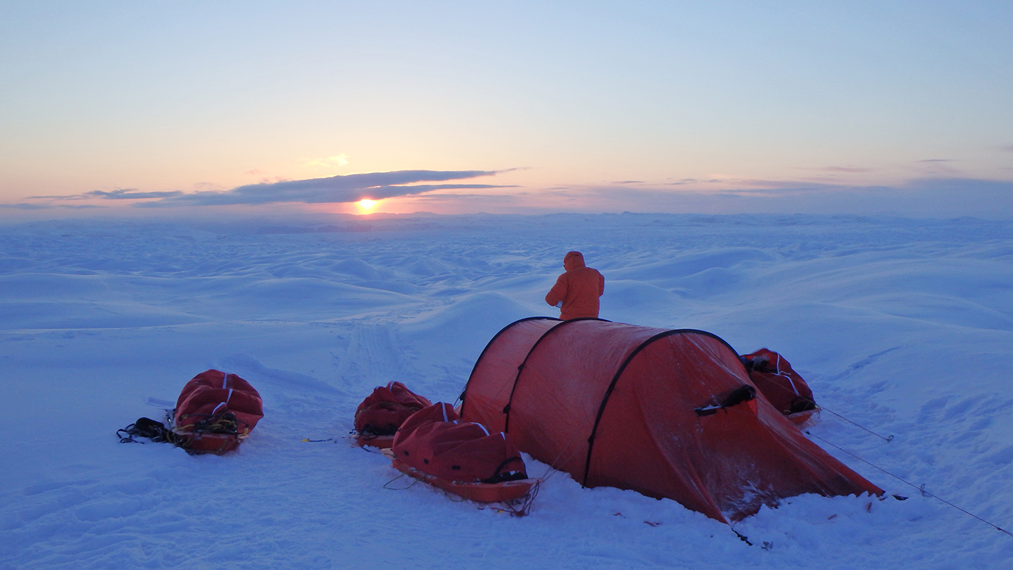 Chaque jour il faut monter le camp le soir venu et faire fondre de la neige © Sandro d'Aloïa