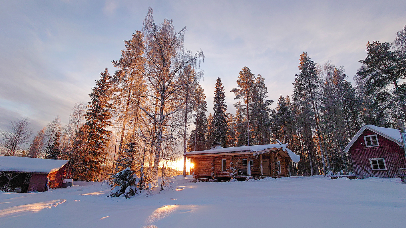 Lever de soleil sur l'une des cabanes jalonnant le raid - ©Edwige Carron