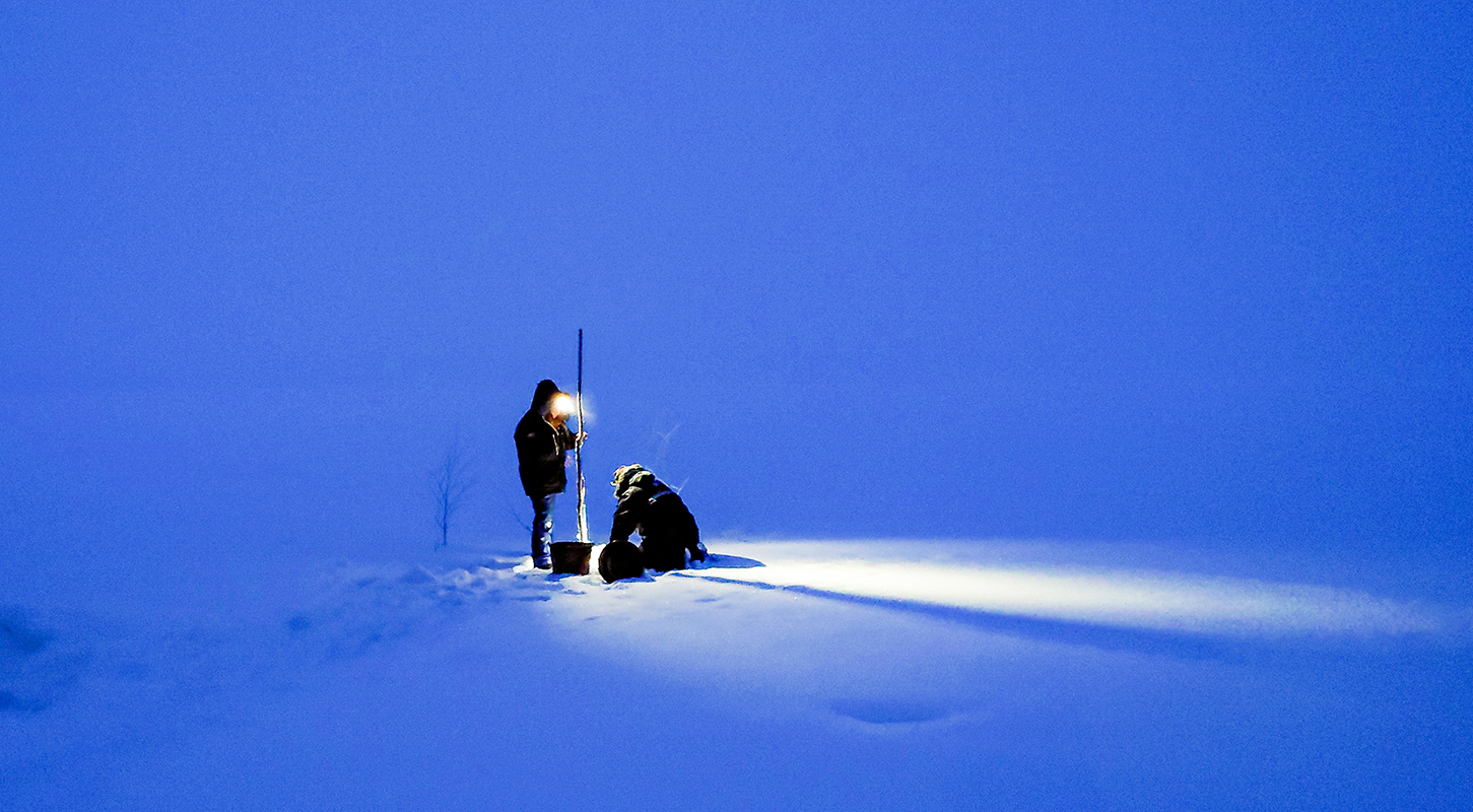 Chaque jour il faut briser la glace pour récupérer de l'eau - ©Edwige Carron