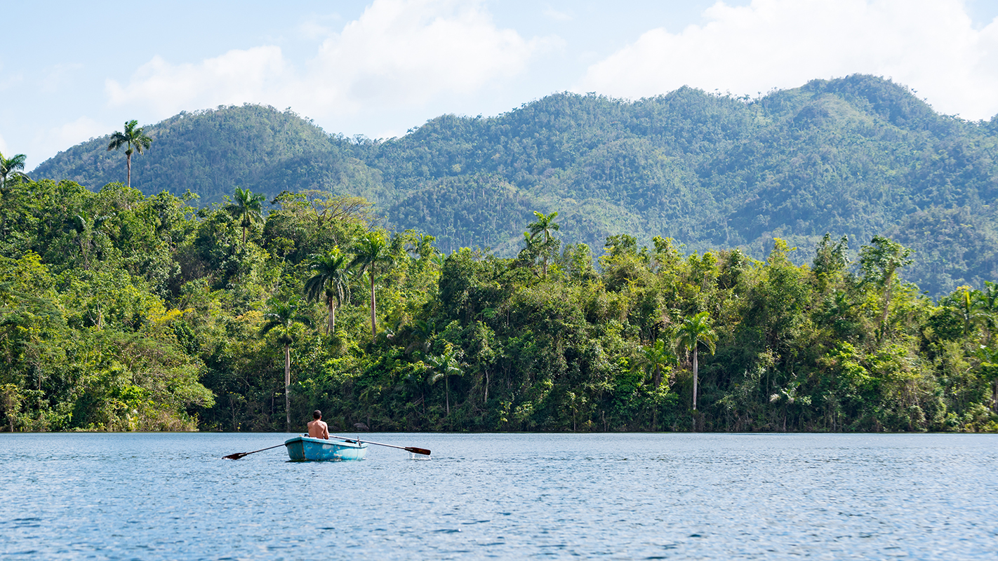 Barque sur le lac Hanabanilla ©JuliaNaether/AdobeStock