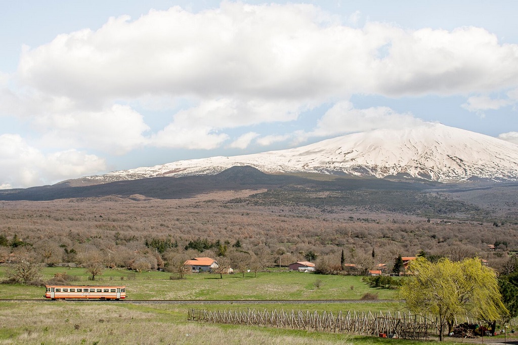 La ligne ferroviaire Circumetnea était autrefois utilisée par les paysans pour rejoindre leurs champs. Elle fait le tour de l’Etna et relie Catane à Riposto. Province de Catane, Bronte. - ©Massimo Siragusa/Agence Vu'