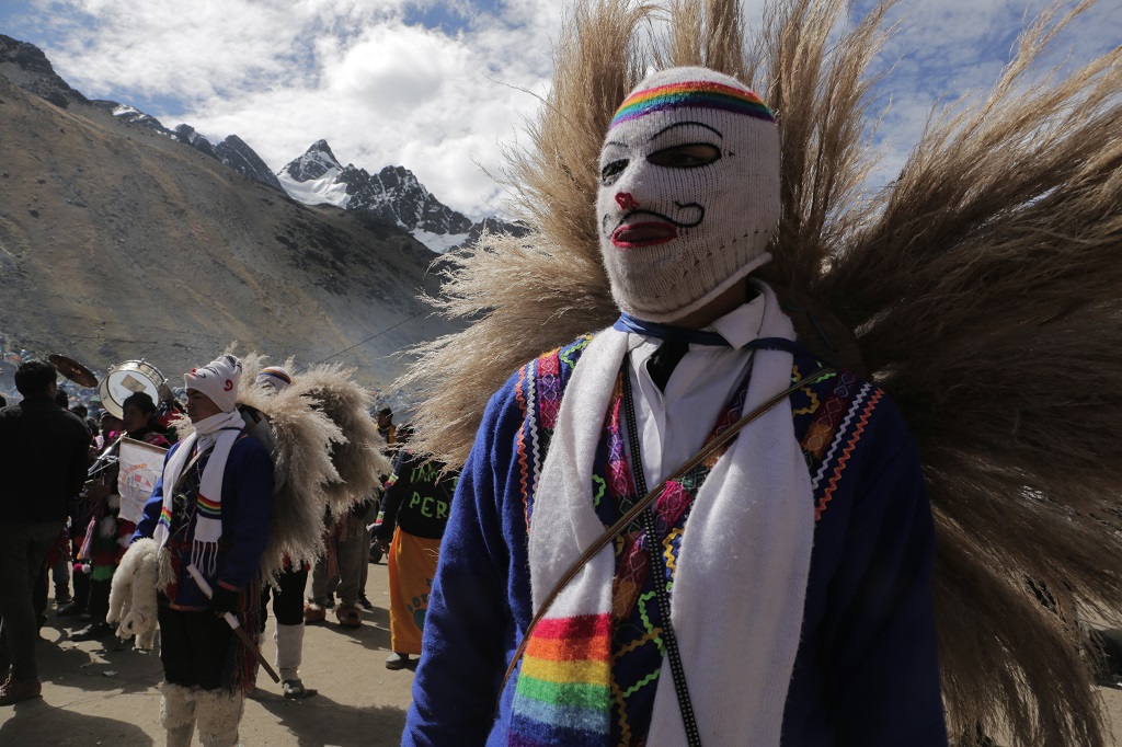 Les divers clans, confréries ou groupes de danseurs portent chacun leur tenue traditionnelle. Ces éleveurs de lamas, masqués, s’affrontent à coups de fouet dans des danses expiatoires très violentes. - ©Alfred de Montesquiou