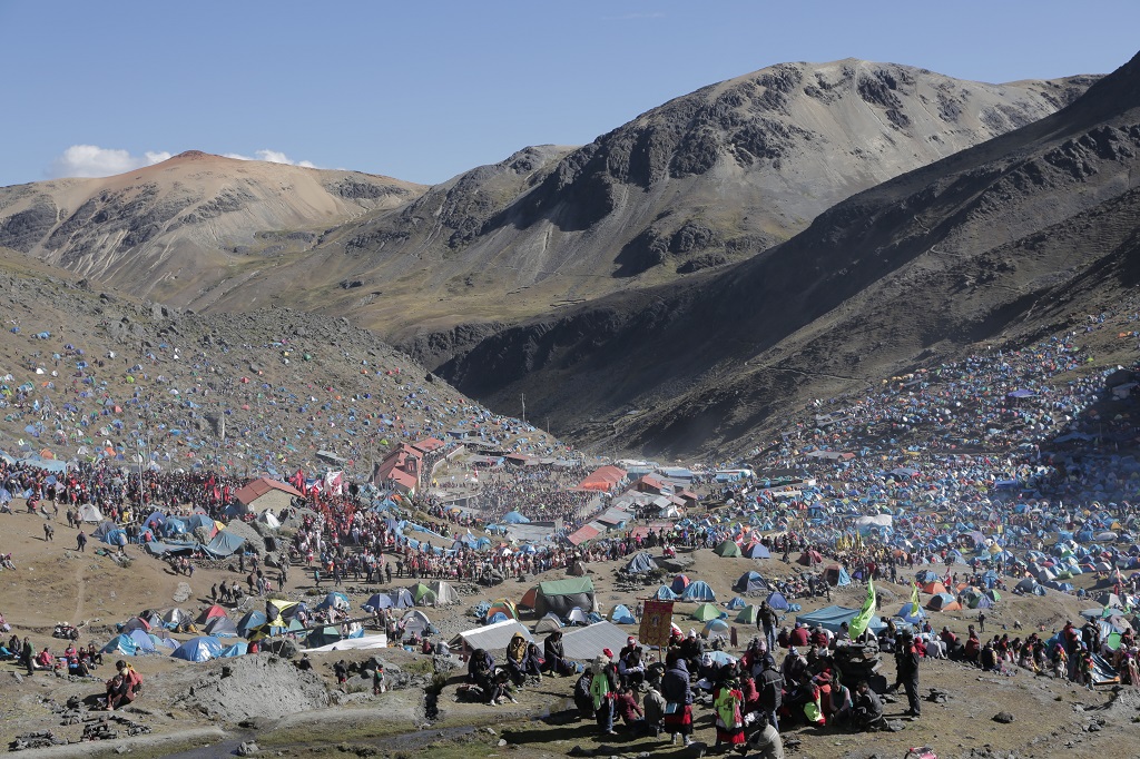 Quelque 100 000 pèlerins campent pendant plusieurs jours, malgré le froid intense de l’automne austral à cette altitude. - ©Alfred de Montesquiou