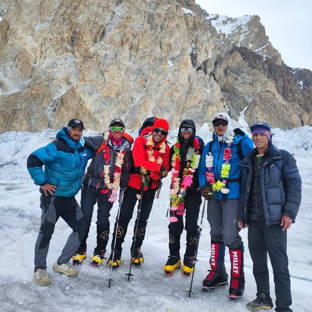 Hugo Ayaviri aux côtés d'une partie des alpinistes présent au Gasherbrum I - ©Hugo Ayaviri