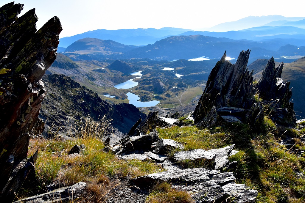 Paysage lacustre : au pieds du Carlit, les lacs des Bouillouses s'étendent vers l'est - ©Jackdan66 / Adobe Stock