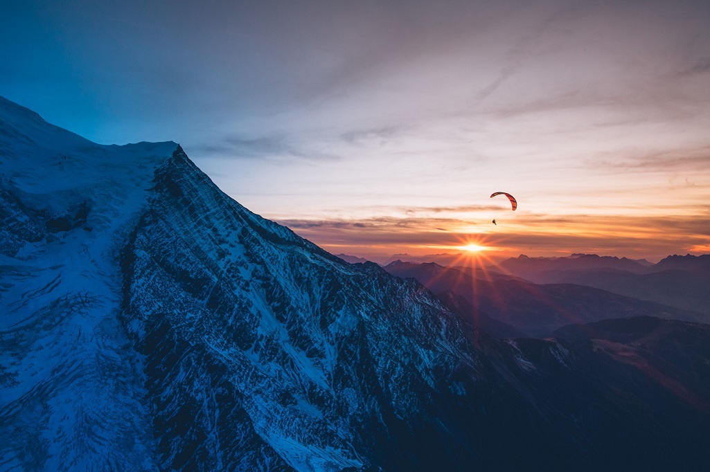 En parapente, descente au coucher de soleil depuis le mont Maudit, après avoir gravi l'arête Kuffner.