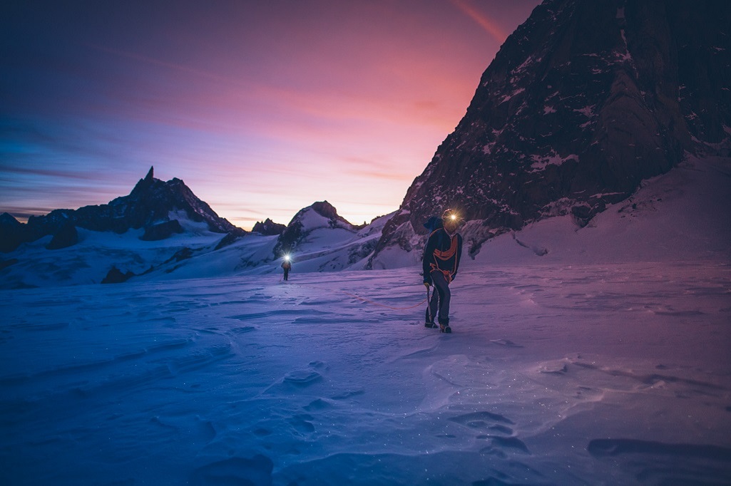 Mathéo Jacquemoud et Liv Sansoz traversent le glacier du Géant, avant de gravir l'arête Kuffner.