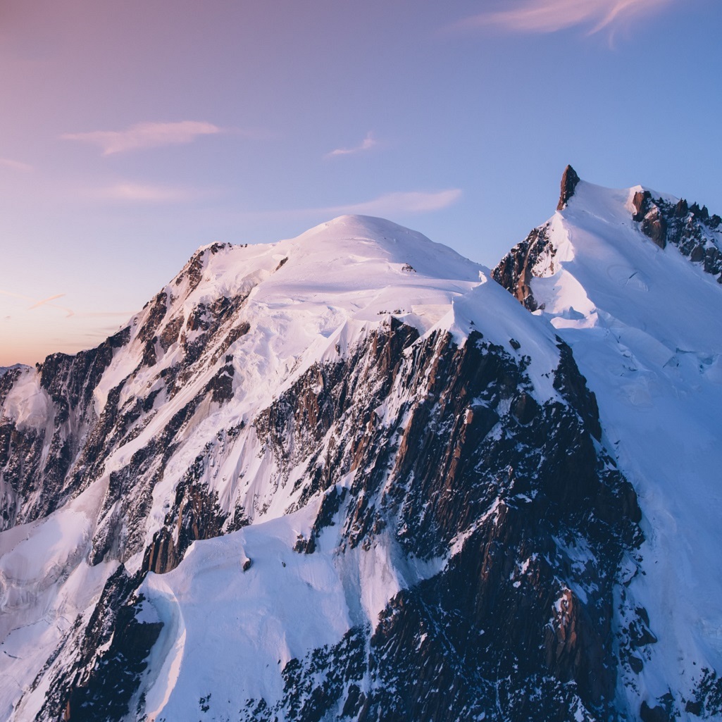 Au centre le sommet du mont Blanc, 4810m. Sur la droite, le piton rocheux est le sommet du mont Maudit, 4465m, surplombant la fin de l'arête Kuffner entre ombre et lumière