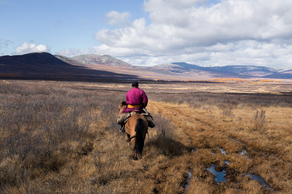 Mon guide me mène jusqu’au camp des Tsaatan. Alors que nous traversons un terrain marécageux,  il remarque des traces de loup au sol - ©Brice Portolano