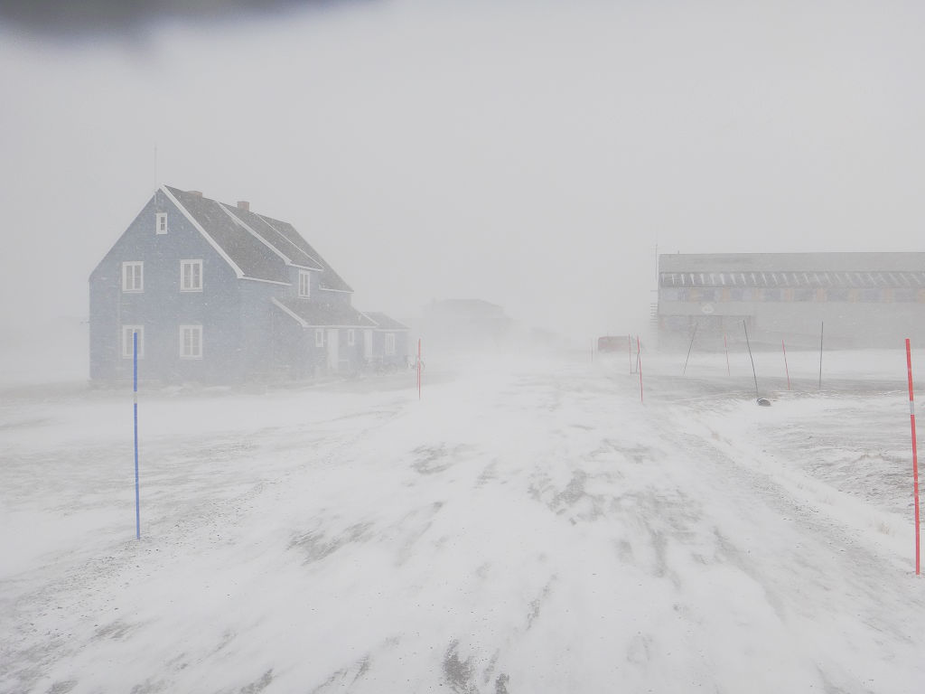 La maison bleue de l'AWIPEV affronte une nouvelle tempête de neige au village de Ny-Ålesund