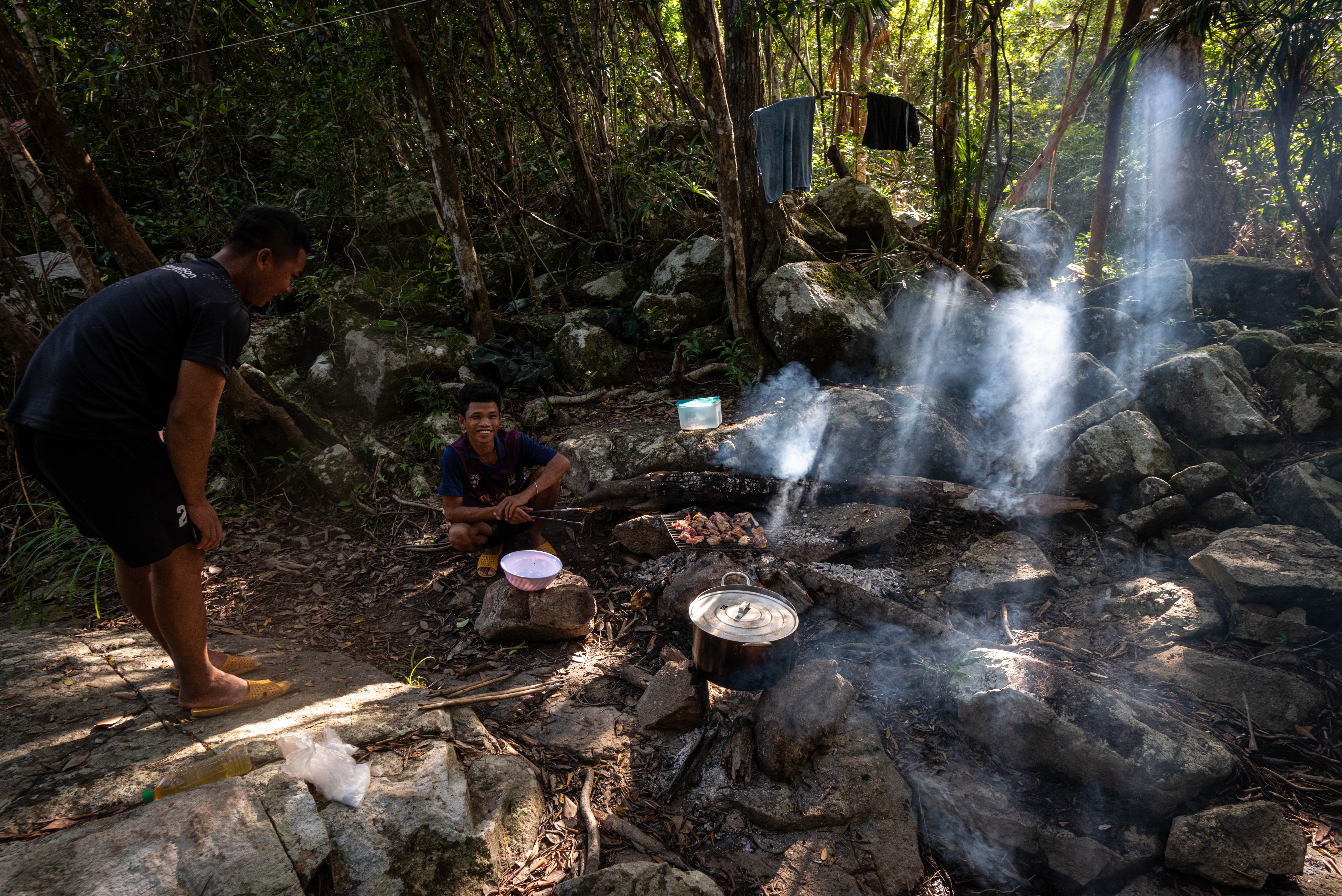 Campement au milieu de la forêt avec les pisteurs Raglai ©Denis Chambon