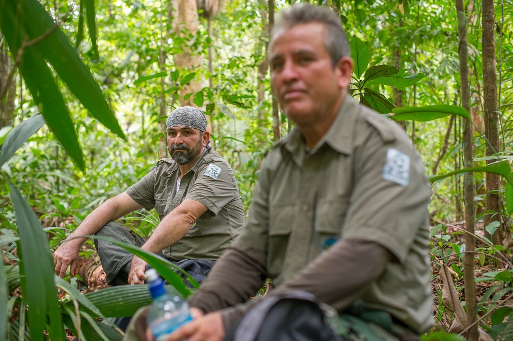 Les deux gardes du parc Alejandro Azofeiva et Walter Montes. - ©Christophe Migeon