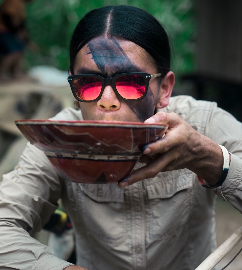 À l’occasion des célébrations les plus importantes, les membres de la communauté peignent souvent leurs visages, leurs mains et leurs cheveux de wituk . Le motif ornant le visage de Lino s’inspire du groupe de rock Kiss - ©Misha Vallejo