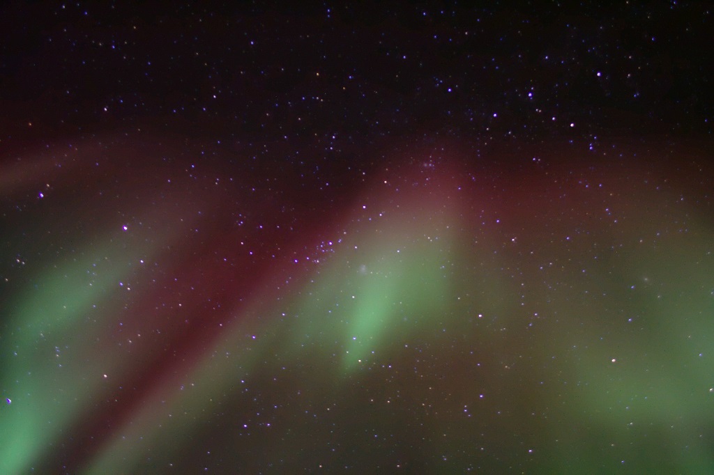 Le vert auroral est émis autour de 110 km d'altitude, et le rouge autour de 220 km