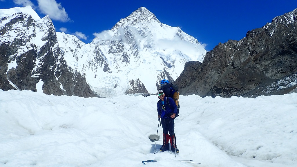 Hugo Ayaviri pose avec le K2 en toile de fond - ©Hugo Ayaviri