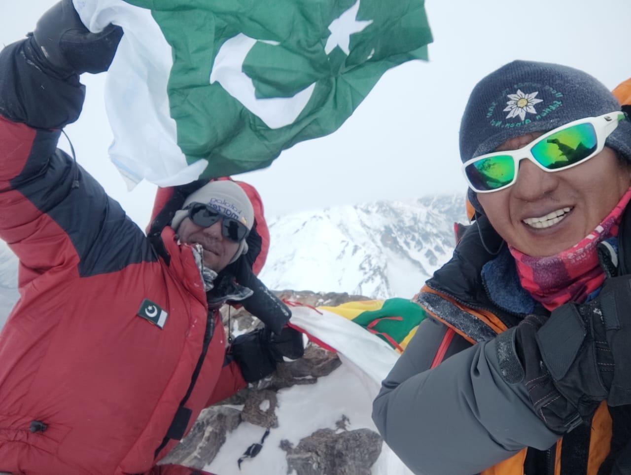 Hugo Ayaviri au sommet du Nanga Parbat avec son ami pakistanais Sajid Sadpara (à gauche) - ©Hugo Ayaviri