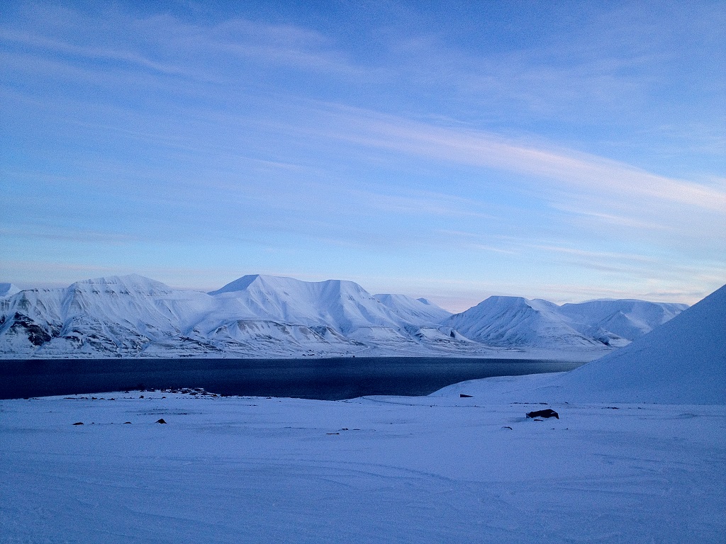 Un jour de février à midi à Ny-Ålesund