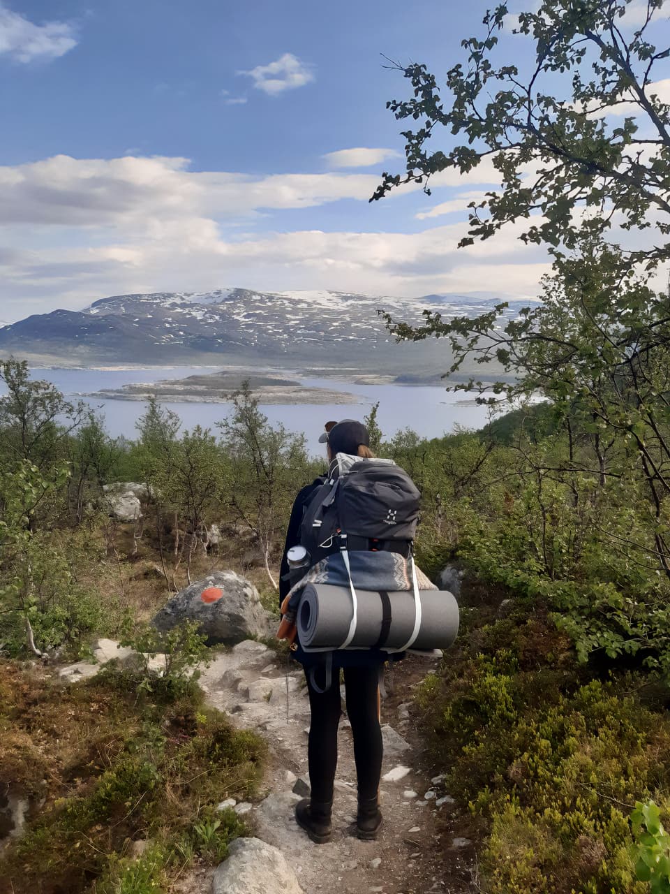 Charlotte face aux paysages infinis de la Kungsleden ©Clara Kergall