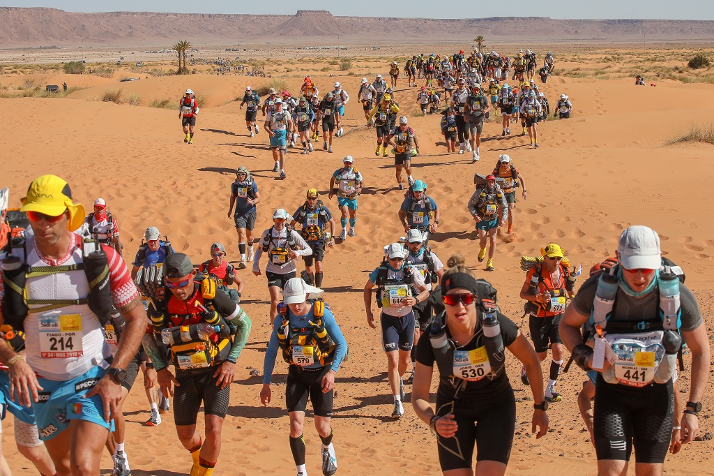 Le top départ est donné, les coureurs s'élancent 