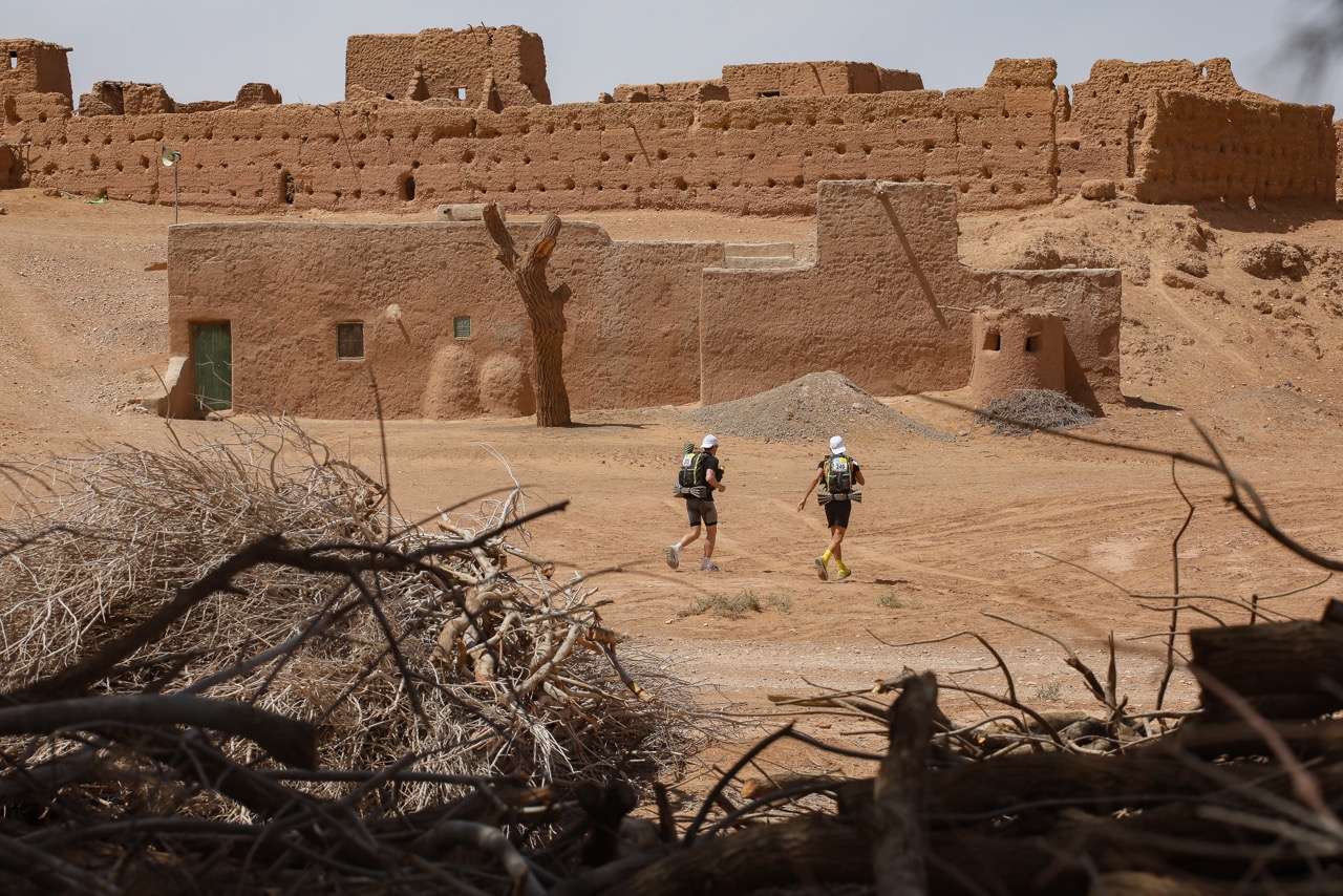Des coureurs sur la troisième étape du 34ème Marathon Des Sables - ©Erik Sampers