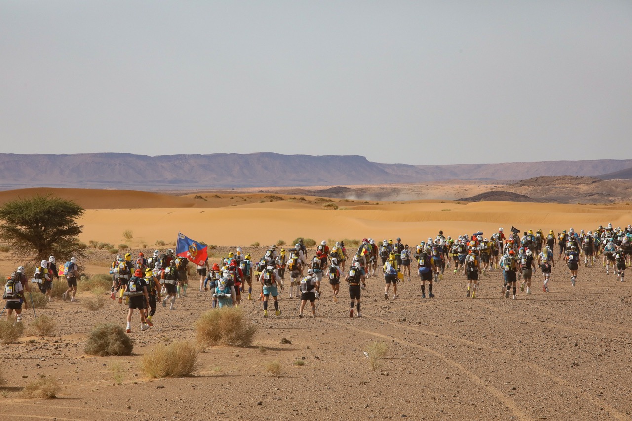 Le peloton au 34ème Marathon Des Sables - ©Erik Sampers