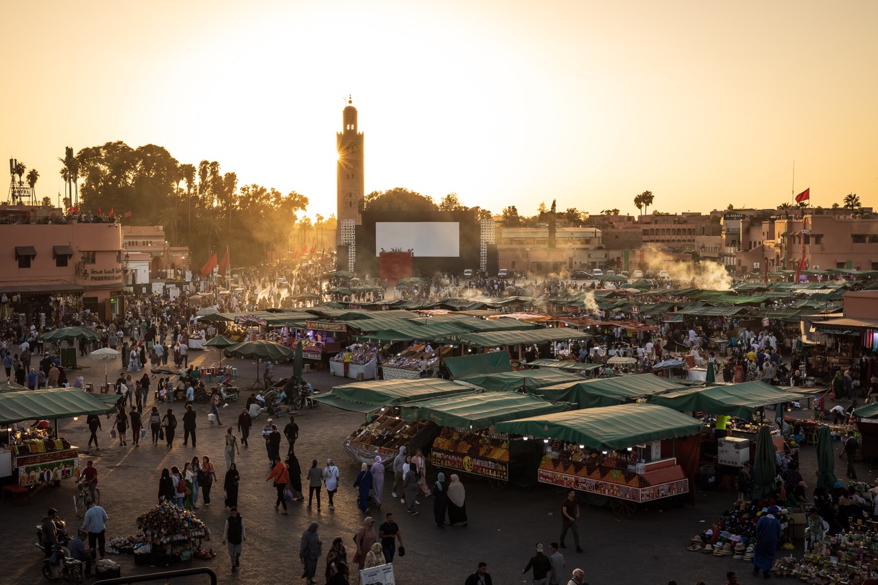 Place Jemaa el Fna - Appareil photo : Canon EOS RP. Objectif : RF 50mm. Exposition : 1/60s à F/10. ISO 250. - ©Mathieu Dupuis