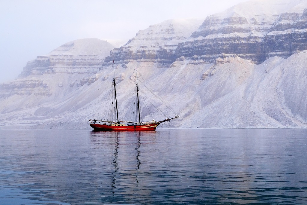 La goélette Noorderlicht, au mouillage dans la baie de Skansbukta