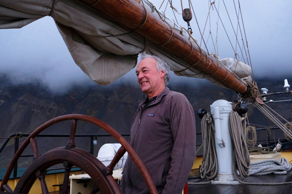 Le capitaine Gert Ritzema à la barre du Noorderlicht