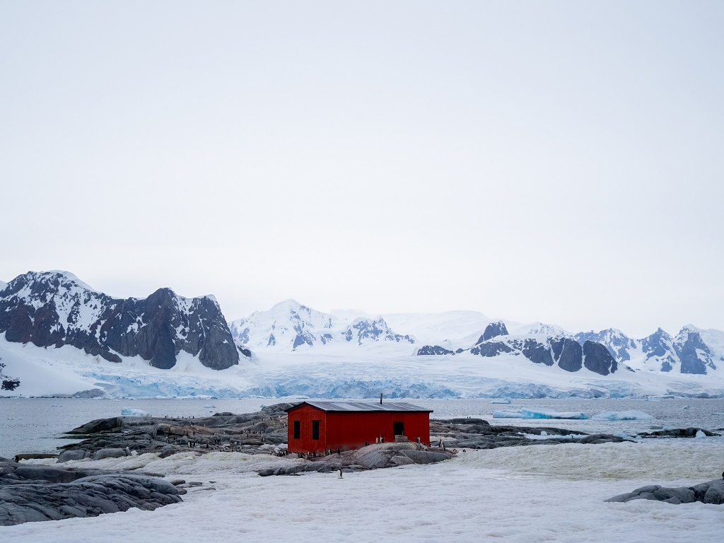 JOUR 5 – L’ÎLE PETERMANN. Repéré par l’explorateur allemand August Petermann lors de son expédition en 1873-1874, un seul refuge demeure - ©Jad Haddad