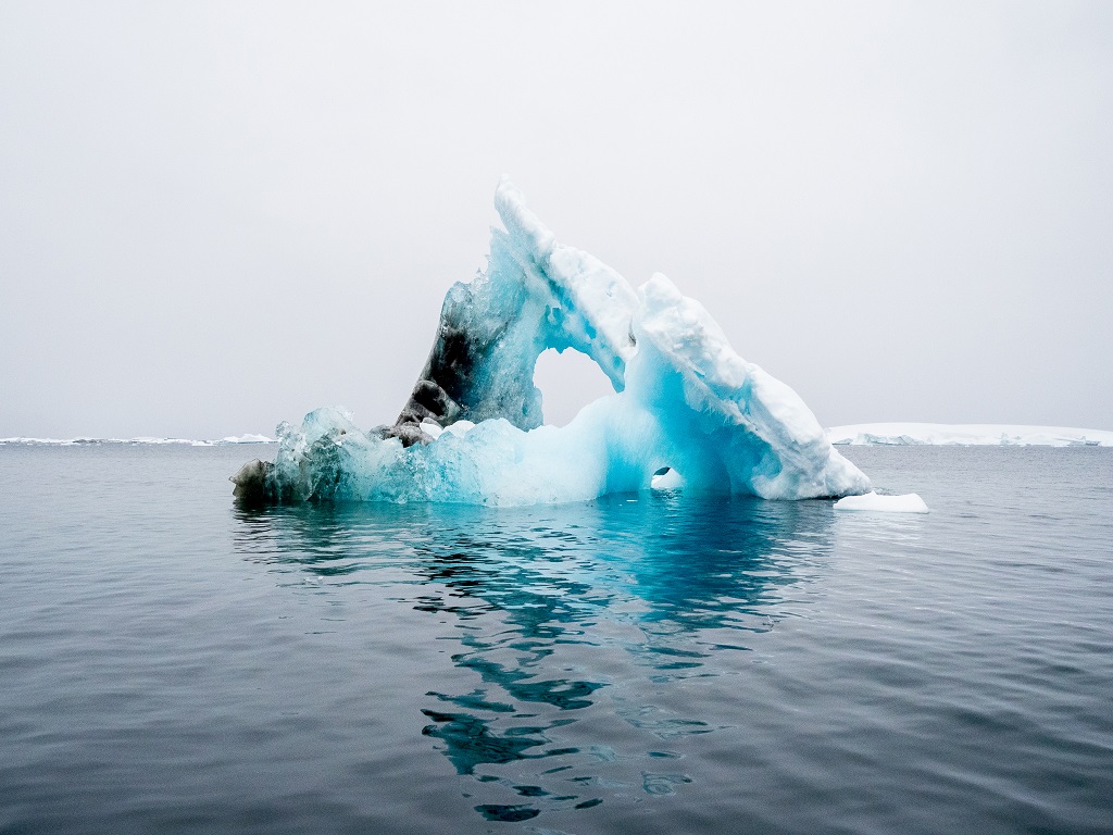 JOUR 5 – L’ÎLE PLÉNEAU. La pointe de l’iceberg  près de l’île nommée en l’honneur  de Paul Pléneau, photographe  de Jean-Baptiste Charcot - ©Jad Haddad