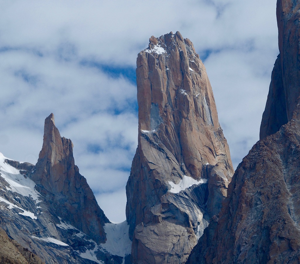 La tour sans nom. L'un des pics les plus spectaculaires des Tours de Trango. Peut-on passer au pied de telles montagnes sans imaginer les plus folles escapades ? - ©Philippe Barthez