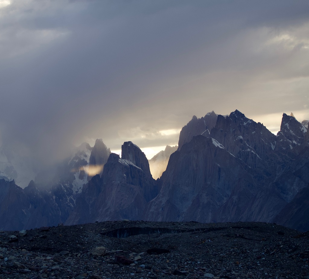 Le mauvais temps arrive sur le groupe des Tours de Trango, qui culmine à 6 286 mètres. - ©Philippe Barthez