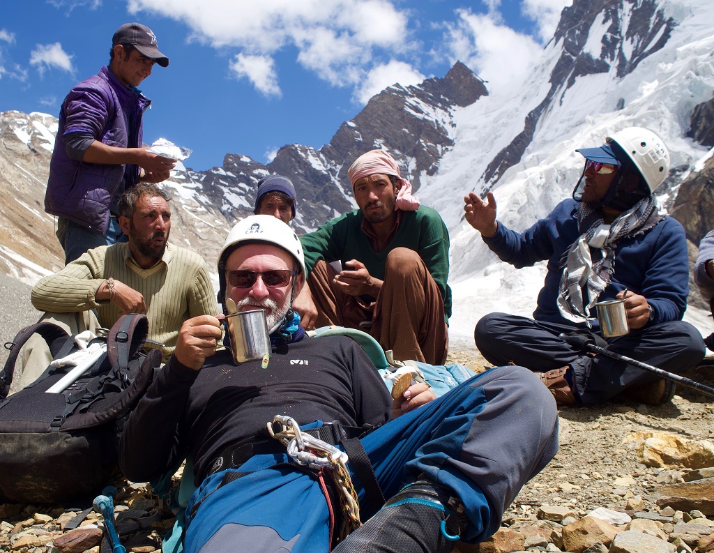 En plein treks, avec les porteurs accompagnants - ©Philippe Barthez