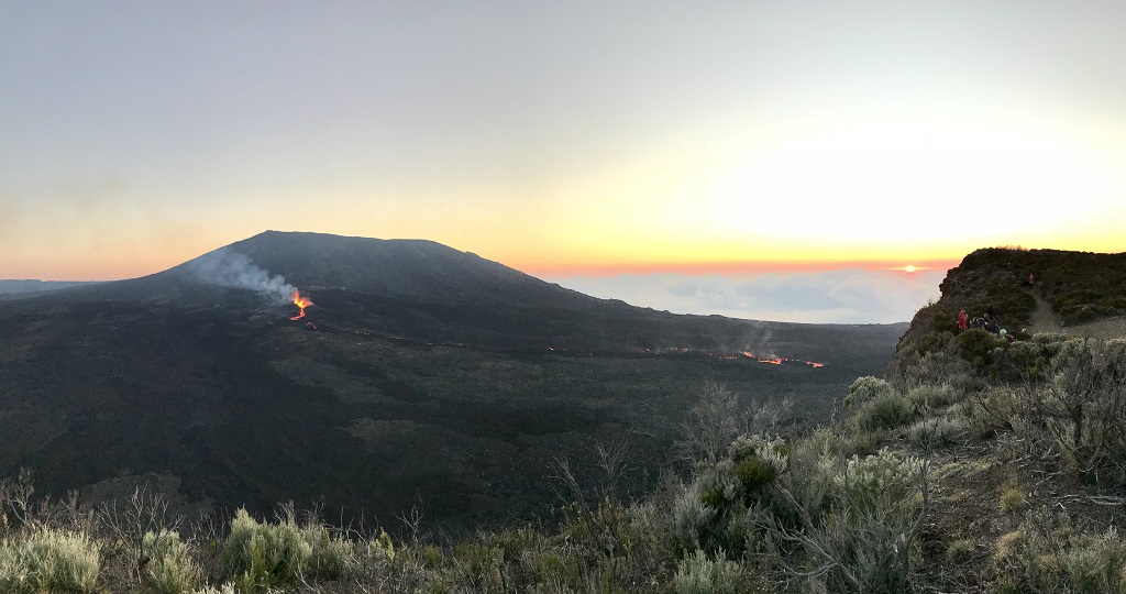 Lever de soleil aux éclats de lave