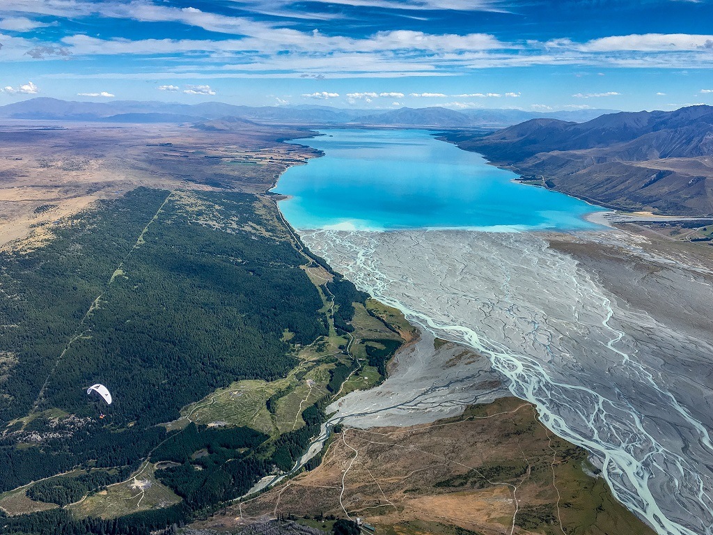 Lac Pukaki : les eaux turquoises du lac Pukaki sont considérées comme une merveille de la nature.