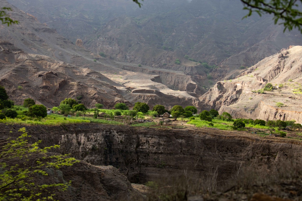 L’Oasis de Cha de Morte - Un replat irrigué au milieu du relief aride de l’ouest, où la canne à sucre destinée au rhum est la culture reine, entourée de Manguiers et papayers - ©Théo Lautrey