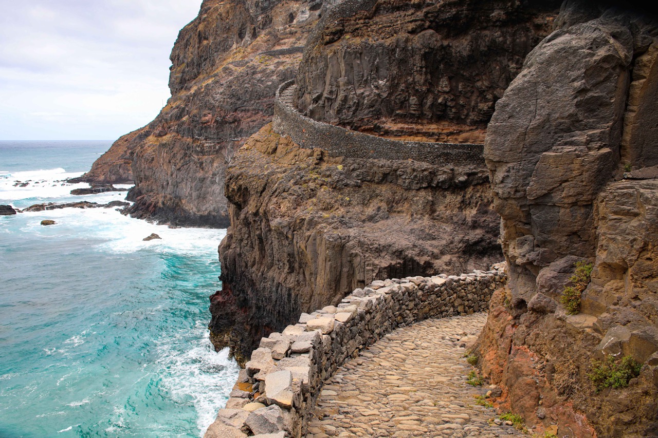 La côte Nord de Santo Antão - L’impressionnant sentier côtier entre Cruzinha et Ponta do Sol, suspendu au-dessus de l’océan - ©Théo Lautrey